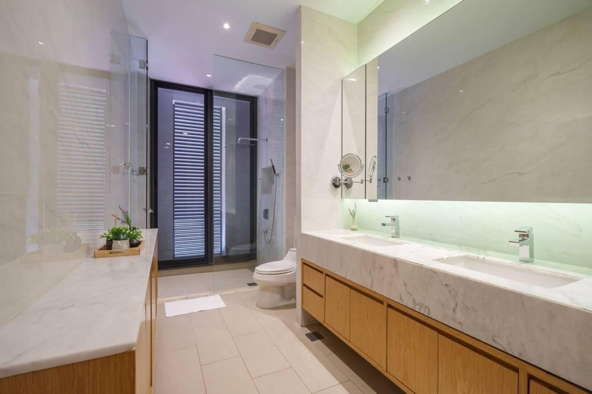 Villa | Bathroom | Separate tub and shower, deep soaking tub, free toiletries, hair dryer