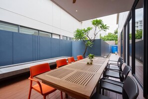 Villa | Restaurante al aire libre