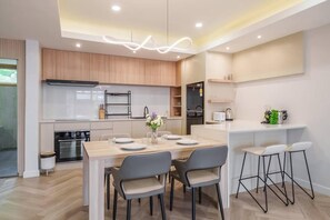 House | Private kitchen | Fridge, microwave, oven, stovetop - Onsen Retreat in Heart of Bangkok (Bangkok)