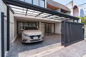 House | Property grounds - Onsen Retreat in Heart of Bangkok (Bangkok)