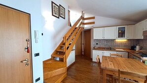 Private kitchen - Bright one-bedroom apartment with panoramic view terrace (Chiesa In Valmalenco)