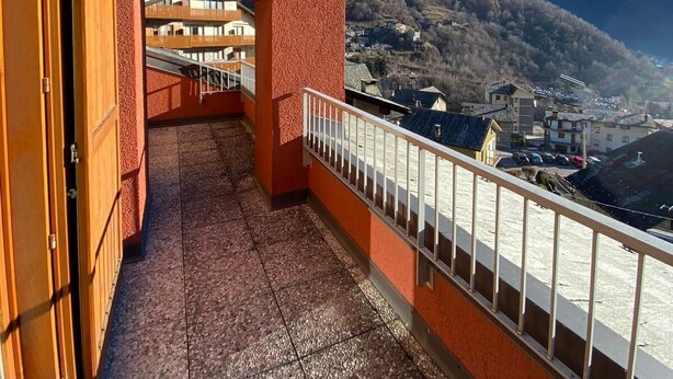 A balcony with a view of a mountainous landscape. - Bright one-bedroom apartment with panoramic view terrace (Chiesa In Valmalenco)