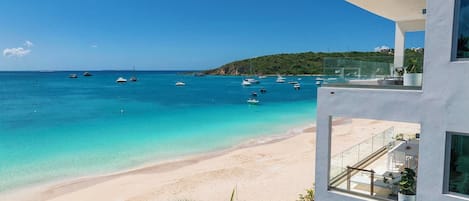 Beach nearby, sun loungers, beach towels