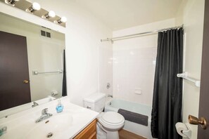 Shower, hair dryer, towels, shampoo - 1 Bedroom Apartment at Canterbury Court (Sun Prairie)