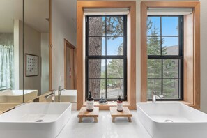 Sèche-cheveux, serviettes fournies