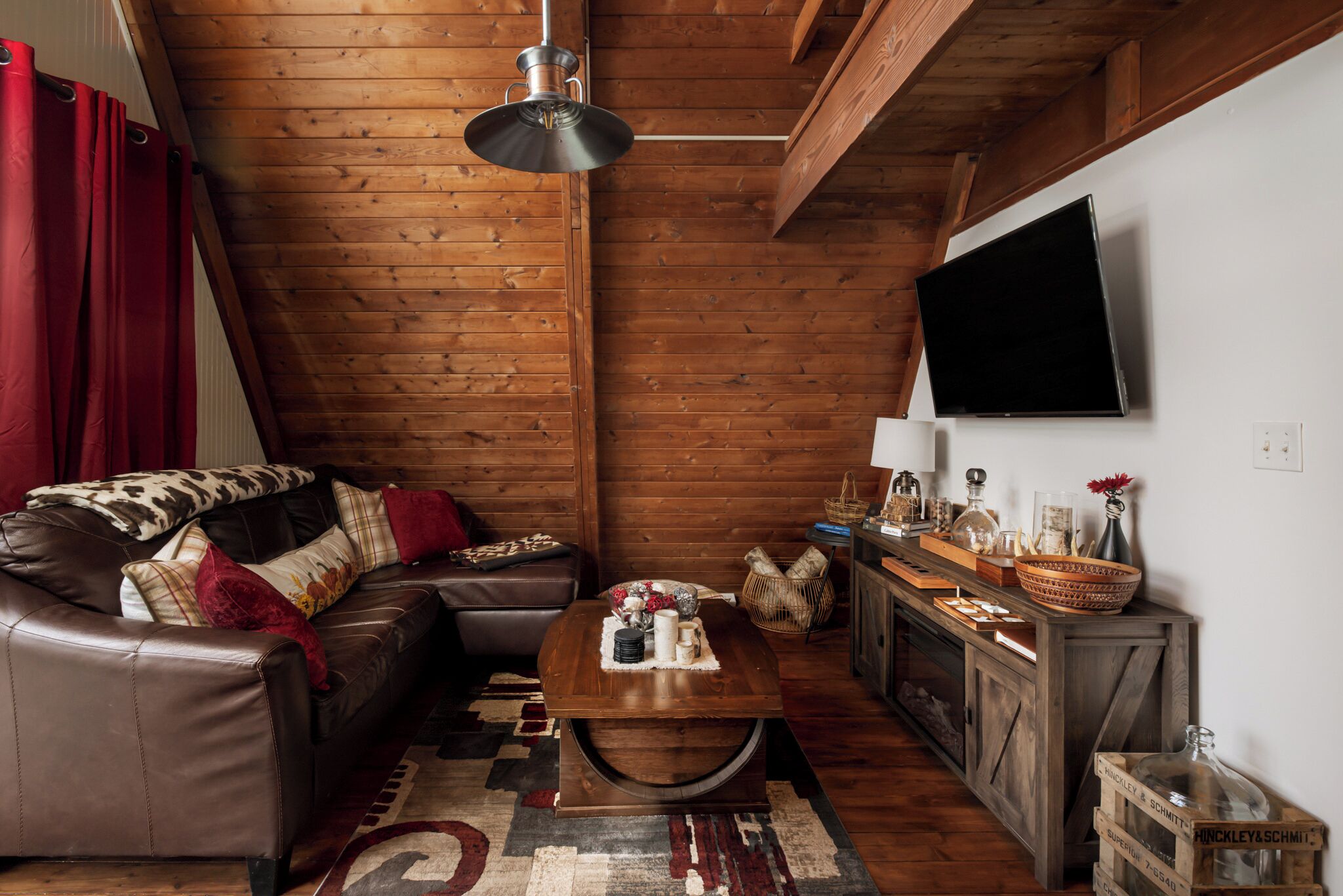 Smart TV, chimenea y libros 