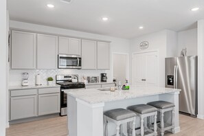 Réfrigérateur, micro-ondes, four, plaque de cuisson