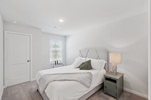 4 bedrooms, desk, travel cot, WiFi