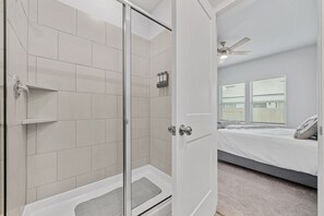 Shower, hair dryer, towels, soap - Modern New House The Woodlands!  (Magnolia)