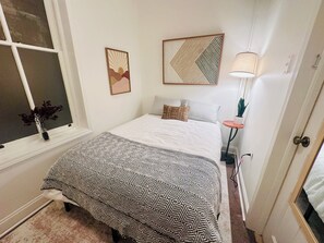 2 bedrooms, iron/ironing board, WiFi, bed sheets - Chic 2-bedroom apartment w/free parking, quiet Bucktown, Walker/Biker paradise (Chicago)