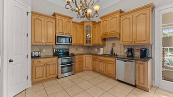 House (6 Bedrooms) | Interior