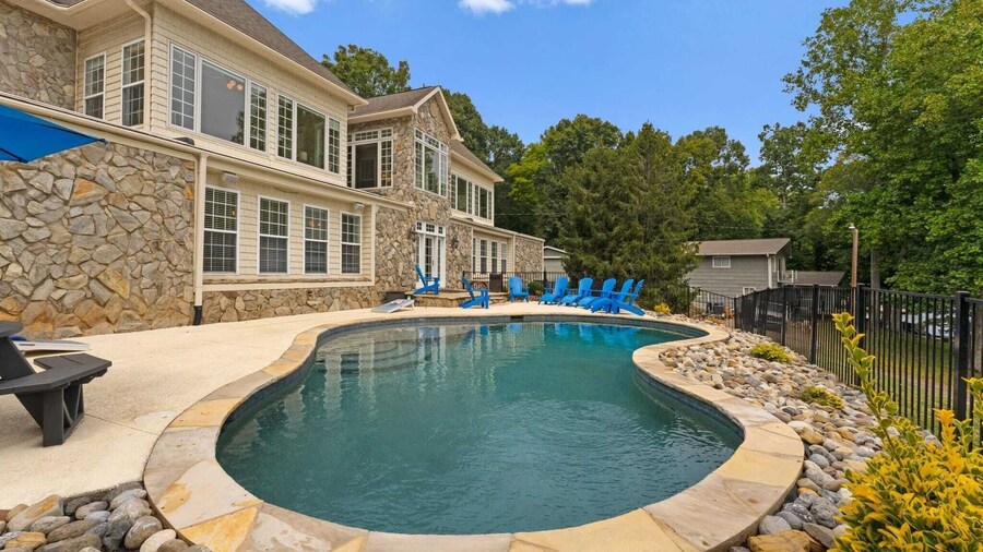 Whitetail Cove by Avantstay Lakefront w/ Pool + Private Dock Sleeps 20