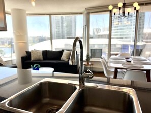 Interior - King Bed|Stunning Water Views|POOL|Hot Tub|GYM (Vancouver)