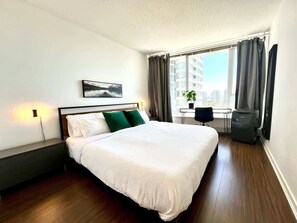 Tabla de planchar con plancha, cuna de viaje, wifi y ropa de cama 