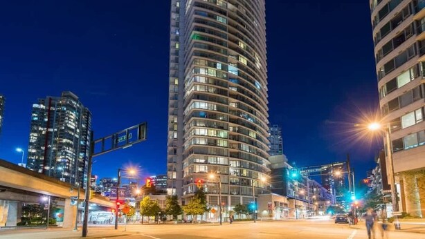 Un immeuble moderne de grande hauteur, doté de nombreux étages, de grandes fenêtres et d’une façade incurvée.