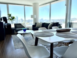 Dining - King Bed|Stunning Water Views|POOL|Hot Tub|GYM (Vancouver)