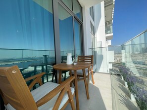 Balcony - Azizi 1 BR Greek Views - 360 vacation (Dubai)