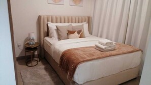 Comfort Apartment, Kitchen, City View | 1 bedroom, soundproofing, iron/ironing board, free WiFi - Azizi 1 BR Greek Views - 360 vacation (Dubai)