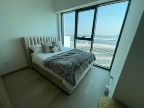 Comfort-Apartment, Küche, Stadtblick | 1 Schlafzimmer, schallisolierte Zimmer, Bügeleisen/Bügelbrett