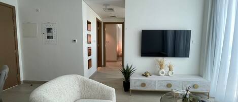 Comfort Apartment, Kitchen, City View | Living room