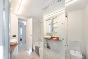 Douche, sèche-cheveux, serviettes fournies