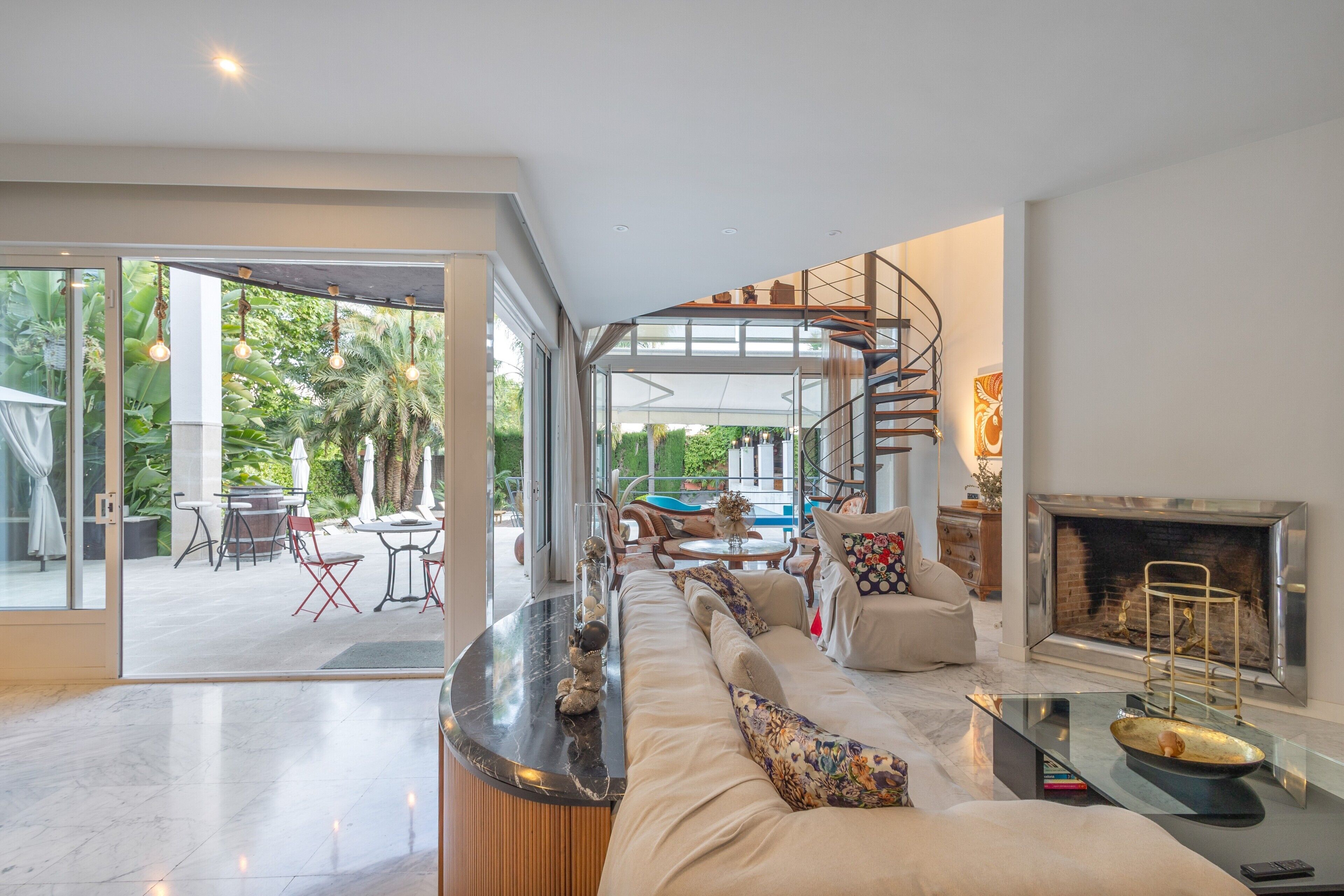 Una televisión, una chimenea, un reproductor estéreo