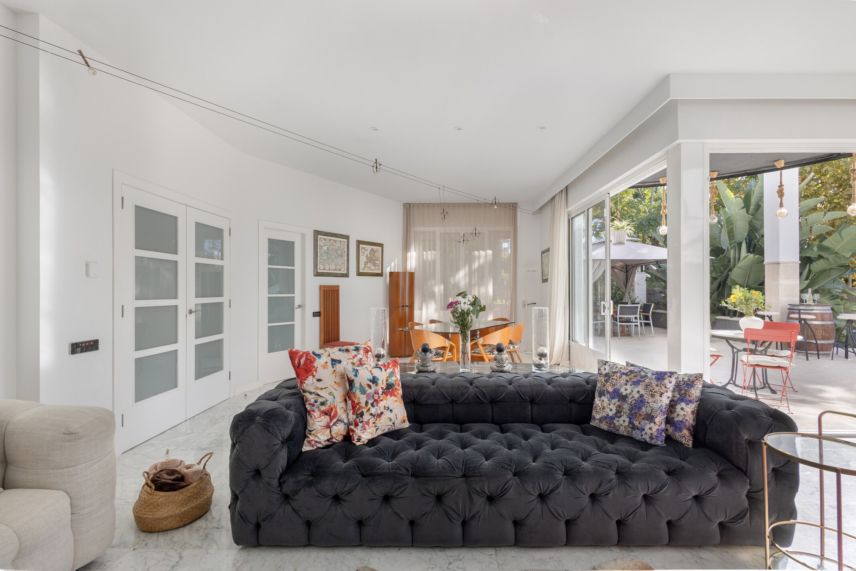 Een televisie, een open haard en een stereo