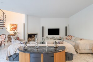 TV, fireplace, stereo - Villa 'Cela' with Sea Views, Wi-Fi and Air Conditioning (Masnou)