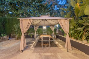 Outdoor dining - Villa 'Cela' with Sea Views, Wi-Fi and Air Conditioning (Masnou)