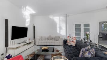 Fernseher, Kamin, Stereoanlage