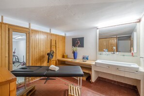 Shower, hair dryer, towels - Villa 'Cela' with Sea Views, Wi-Fi and Air Conditioning (Masnou)