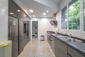 Fridge, microwave, oven, stovetop - Villa 'Cela' with Sea Views, Wi-Fi and Air Conditioning (Masnou)