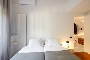 6 bedrooms, iron/ironing board, free WiFi, bed sheets - Villa 'Cela' with Sea Views, Wi-Fi and Air Conditioning (Masnou)