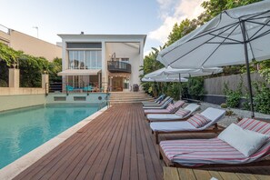 Pool - Villa 'Cela' with Sea Views, Wi-Fi and Air Conditioning (Masnou)