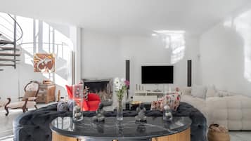 Fernseher, Kamin, Stereoanlage