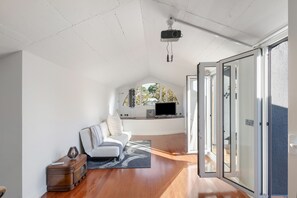 TV, fireplace - Villa 'Cela' with Sea Views, Wi-Fi, and Air Conditioning (Masnou)