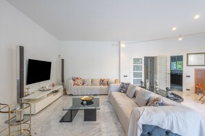 TV, fireplace, stereo - Villa 'Cela' with Sea Views, Wi-Fi and Air Conditioning (Masnou)