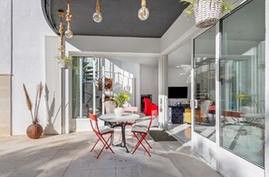 Outdoor dining - Villa 'Cela' with Sea Views, Wi-Fi, and Air Conditioning (Masnou)