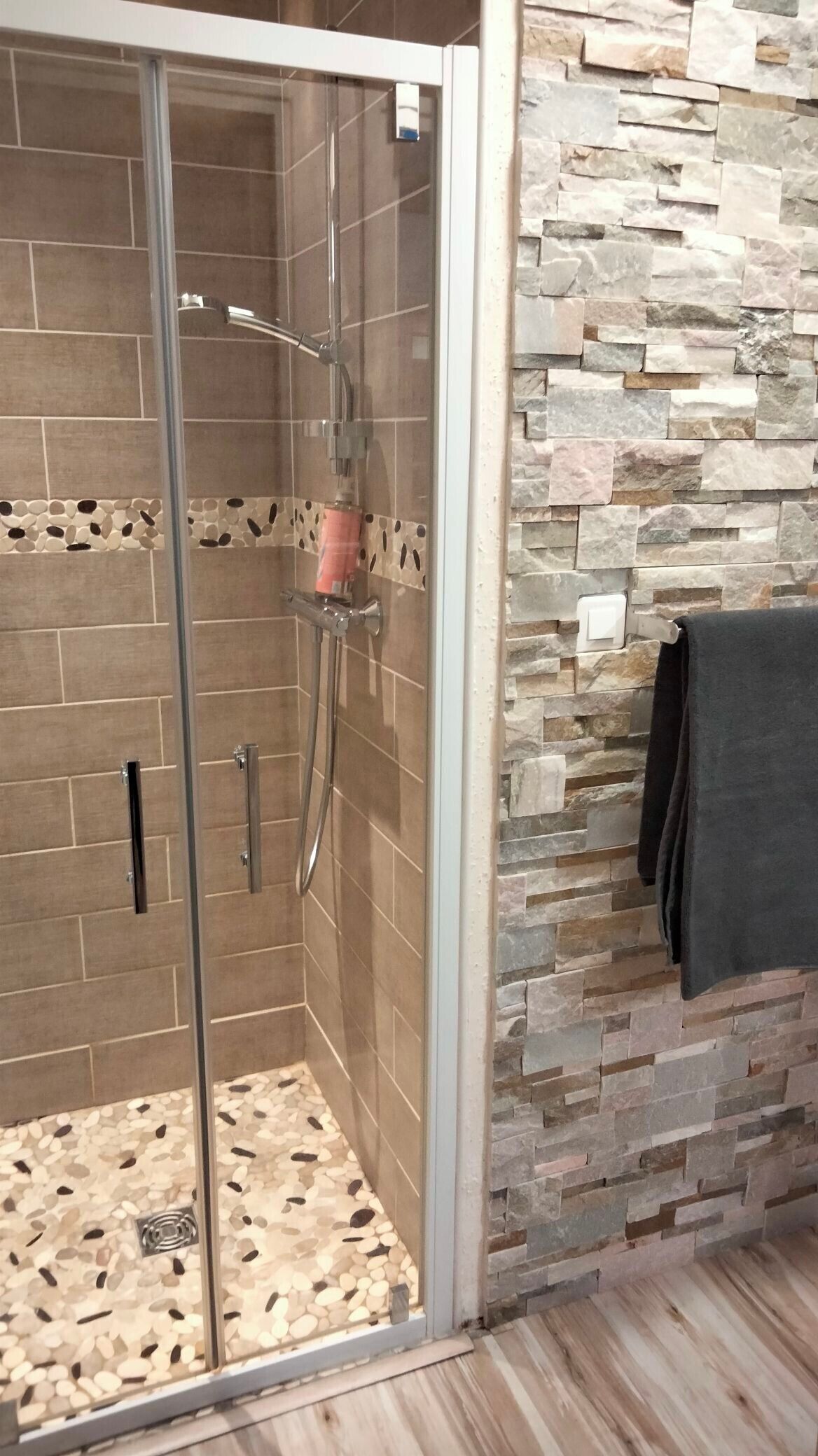 Ducha, secador de pelo, toallas