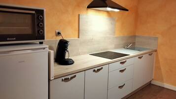 Een koelkast, een microgolfoven, een oven, een kookplaat