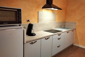 Fridge, microwave, oven, stovetop - Holiday Home 'Au Nid Douillet' with Shared Terrace, Shared Garden and Wi-Fi (Bourges)