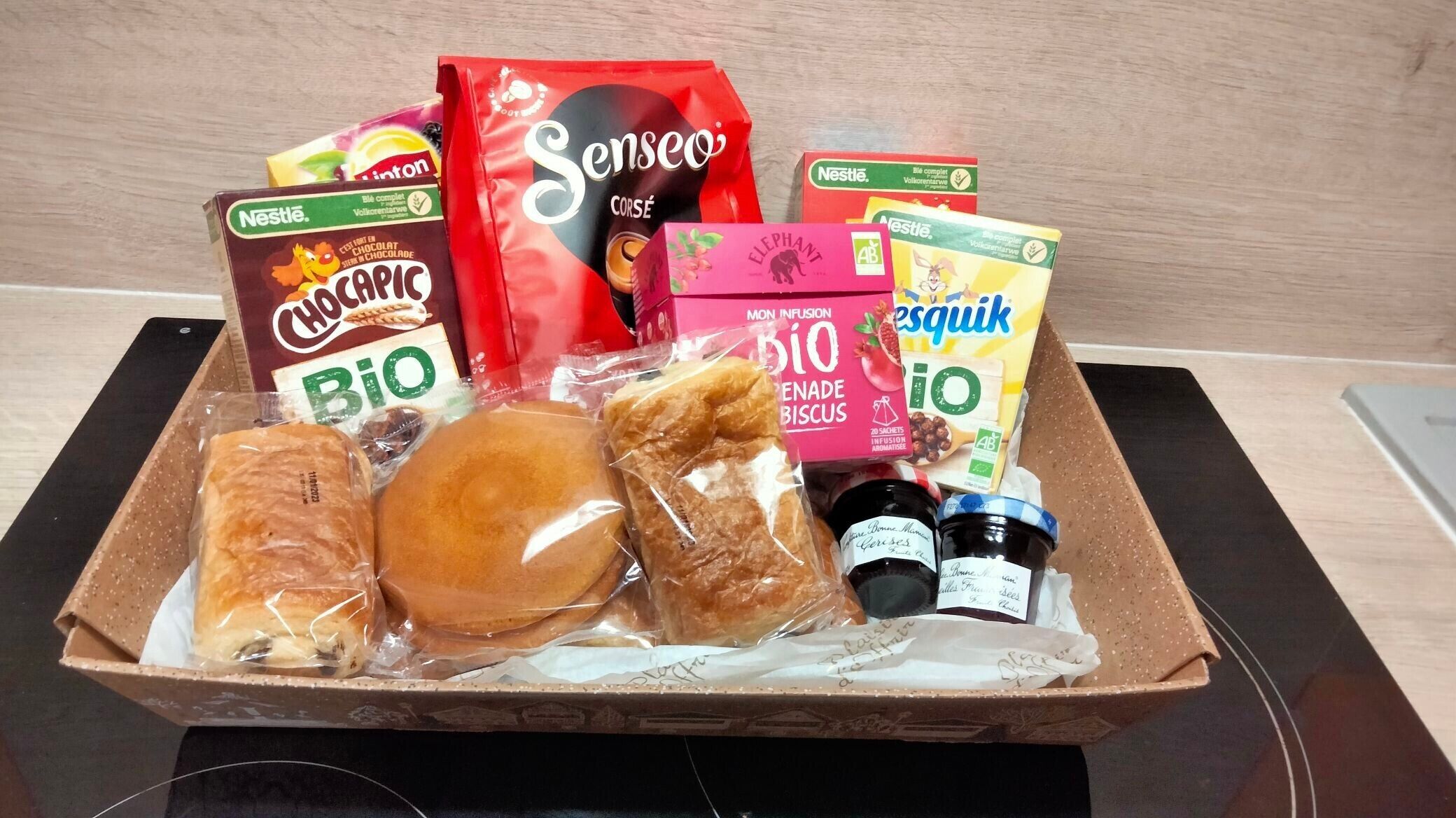 Verschiedene Speisen, darunter Brot, Gebäck und Schokoladenprodukte.