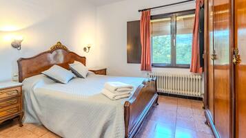 8 bedrooms, iron/ironing board, free WiFi, bed sheets