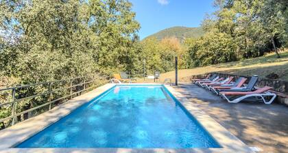 Casa rural 'Can Guidic' con vistas a la montaña, piscina privada y Wi-Fi