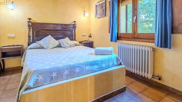 8 bedrooms, iron/ironing board, free WiFi, bed sheets