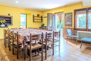 Dining - Country House 'Can Mestrehumà' with Private Pool, Private Terrace and Private Garden (La Vall D' en Bas)
