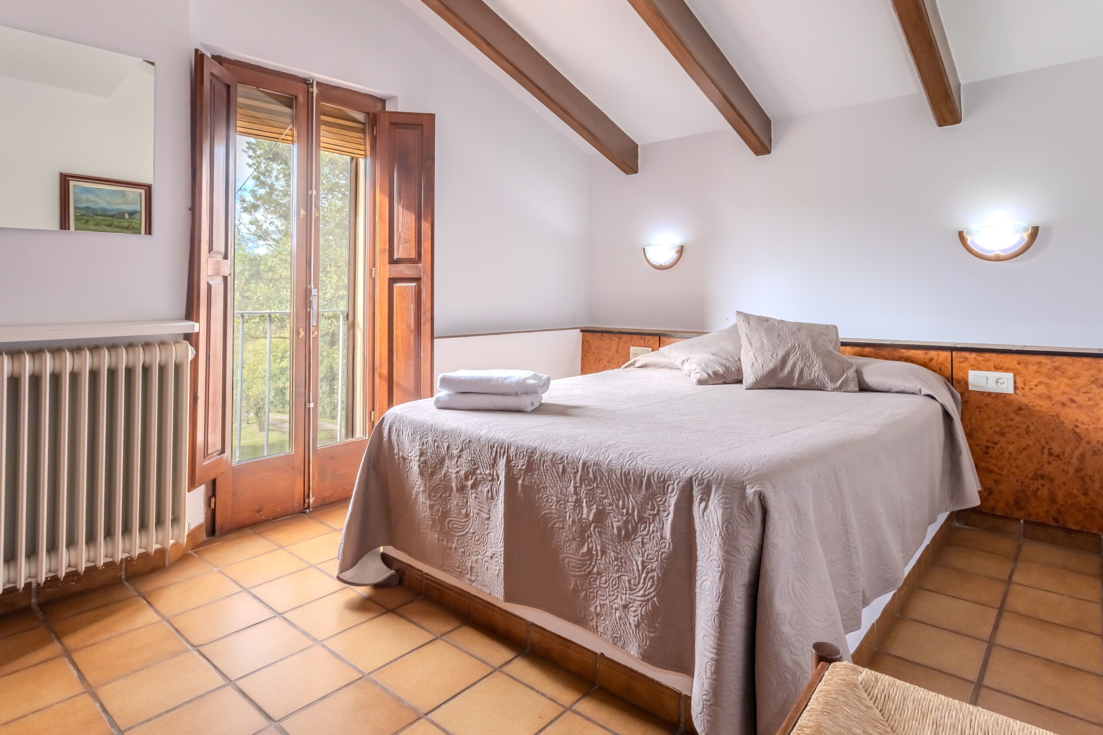 5 bedrooms, iron/ironing board, bed sheets