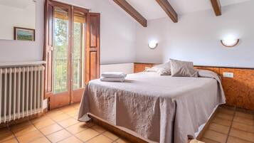 5 bedrooms, iron/ironing board, bed sheets