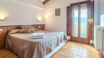 5 bedrooms, iron/ironing board, bed sheets