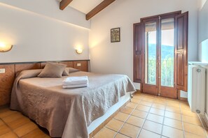 5 bedrooms, iron/ironing board, bed sheets - Country House 'Can Mestrehumà' with Private Pool, Private Terrace and Private Garden (La Vall D' en Bas)
